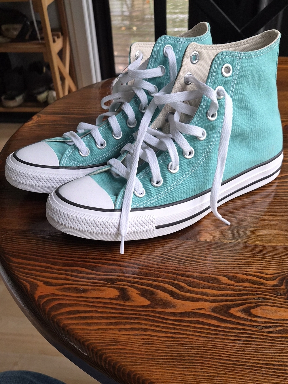 NEVER WORN! CONVERSE WOMENS SIZE 8.5 MENS 6.5